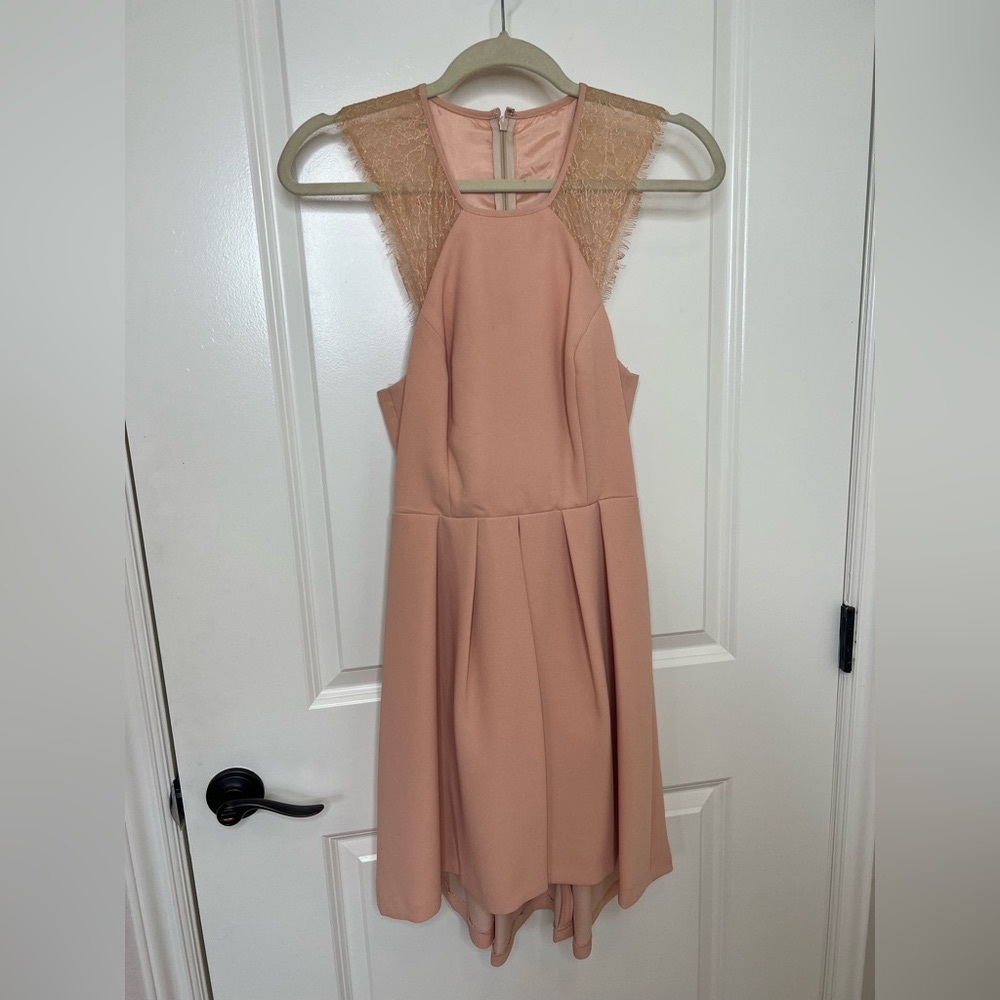 Cut out summer dress in light pink.